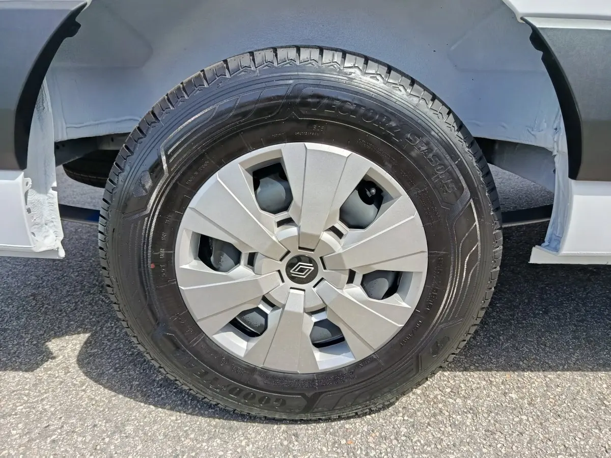 Gros plan sur la roue avant droite du Renault Master blanc, avec jante argentée et pneu Goodyear Vector 4 saisons.