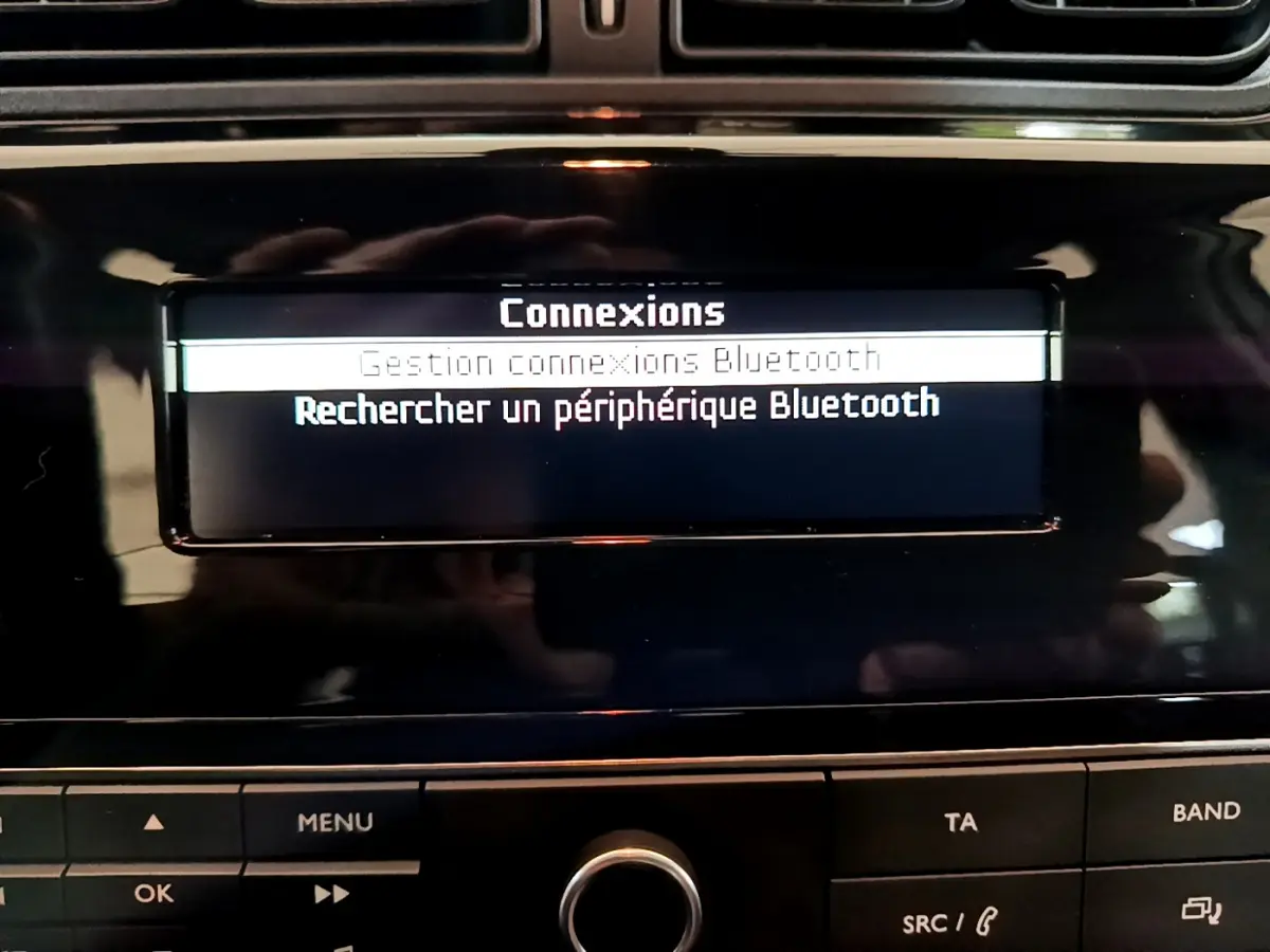 Écran central noir affichant le menu Bluetooth de la Citroën C3 PureTech 68 BVM Feel 2018.