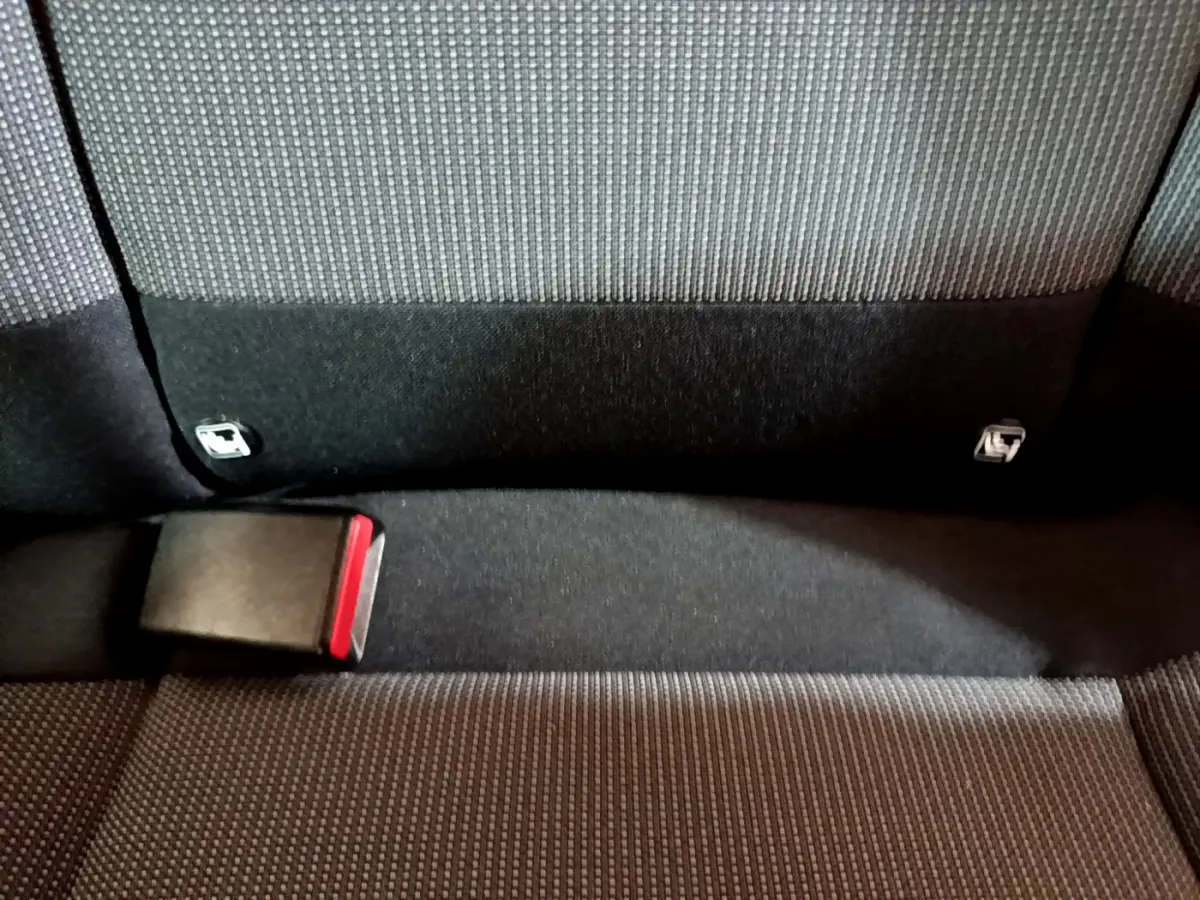 Gros plan sur la banquette arrière noire et grise de la Citroën C3 PureTech 68 BVM Feel 2018 avec ceinture de sécurité.