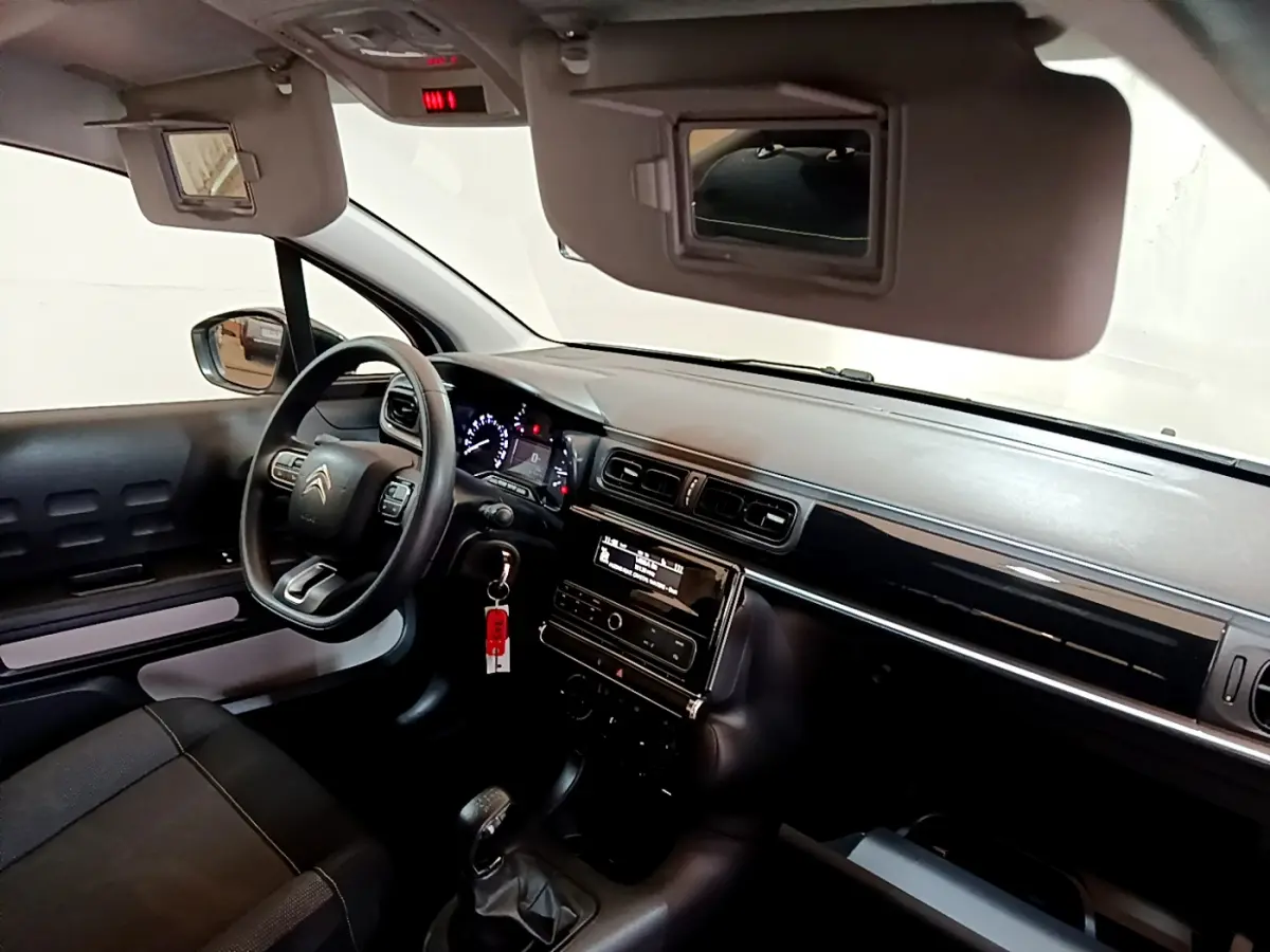 Intérieur de la Citroën C3 PureTech 68 BVM Feel 2018, vue côté conducteur avec tableau de bord et volant multifonctions.