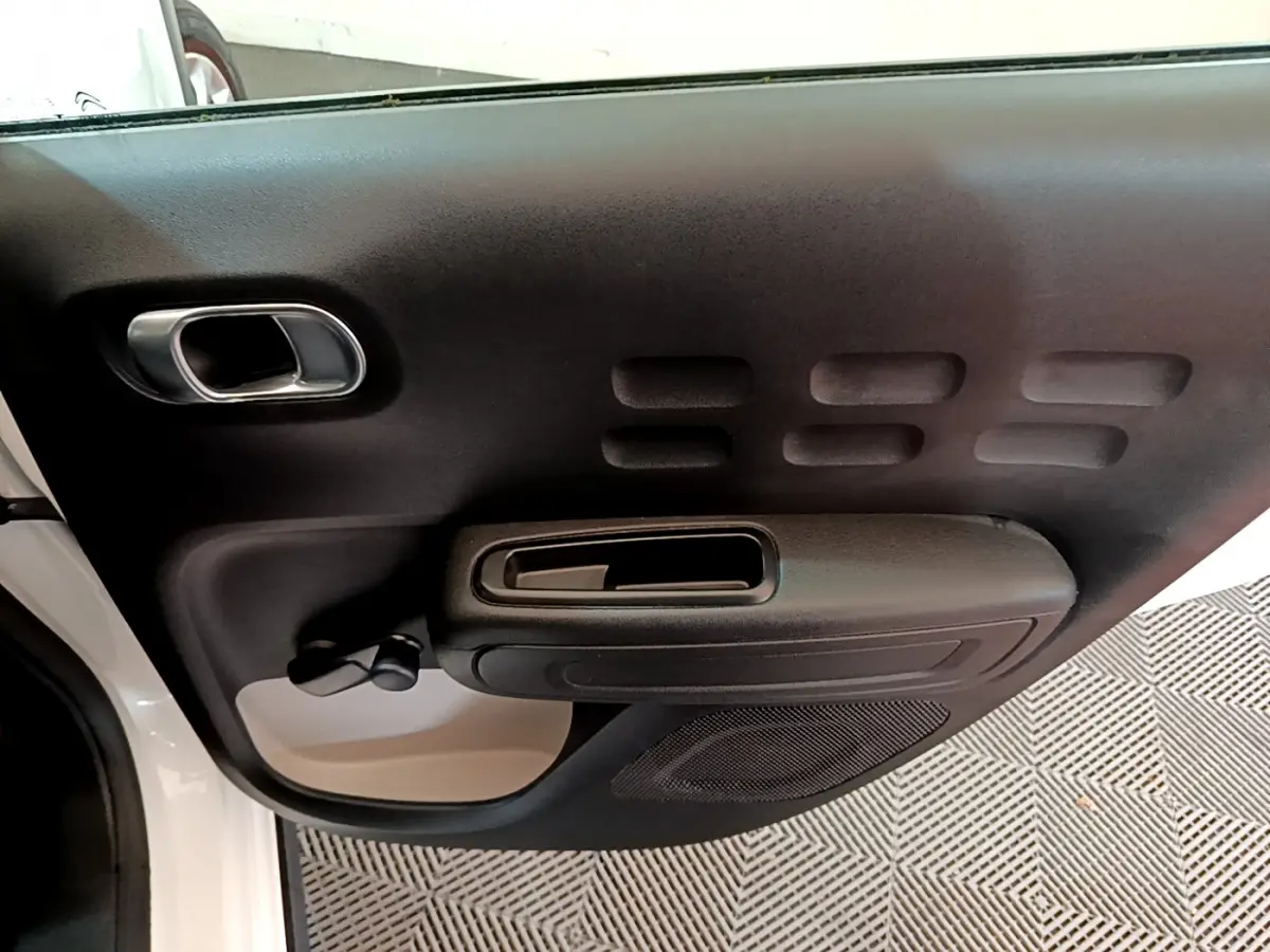 Vue rapprochée de la porte avant gauche noire et blanche d'une Citroën C3 PureTech 68 BVM Feel 2018.