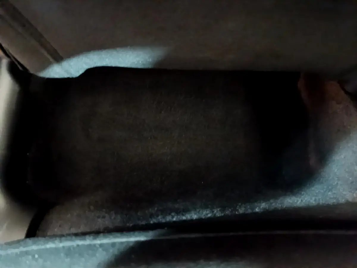 Gros plan sur le coffre noir de la Citroën C3 PureTech 68 BVM Feel blanc, sous tablette arrière.