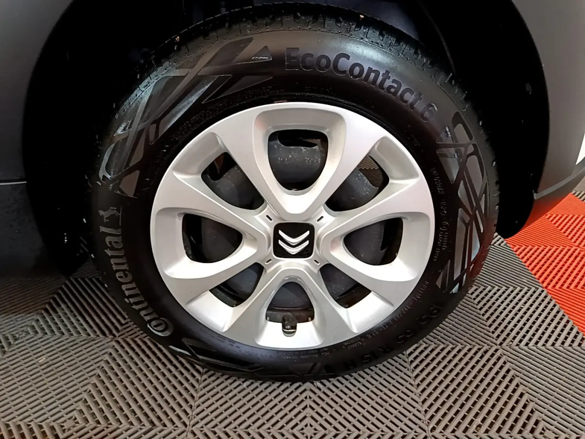 Gros plan sur la roue avant gauche d'une Citroën C3 blanche, pneu Continental EcoContact 6 visible.