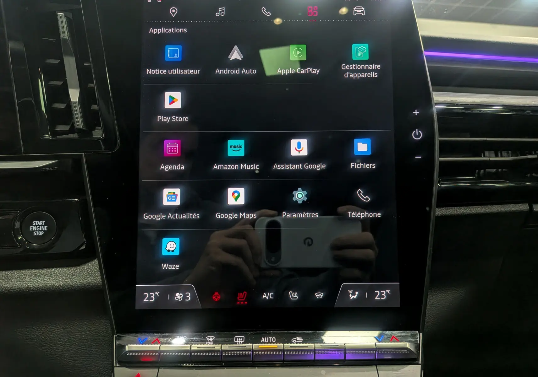Écran tactile central du Renault Austral E-Tech Hybrid 2024 montrant les applications connectées et commandes climatisation.