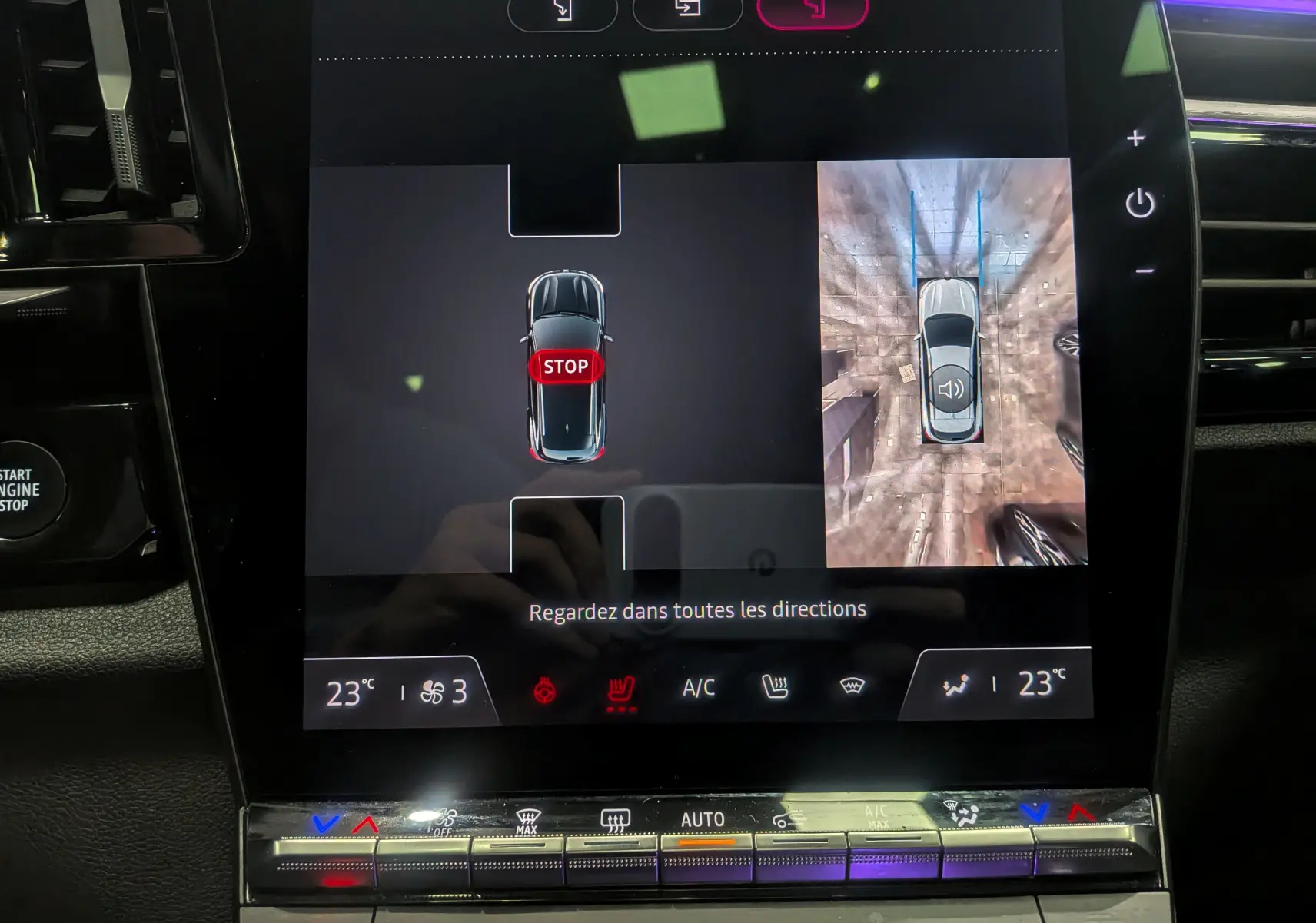 Écran central du Renault Austral E-Tech Hybrid 2024 montrant la caméra 360° et l'alerte stop en vue du dessus.