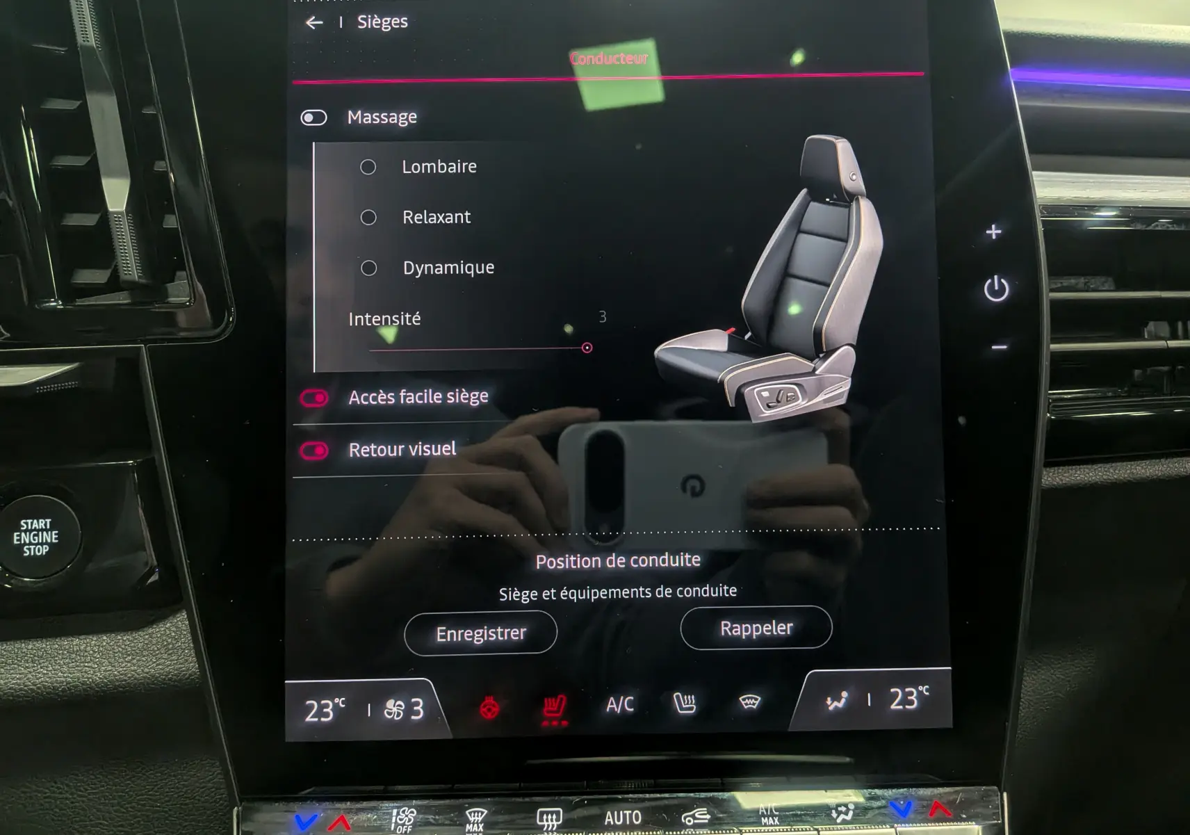 Écran tactile intérieur du Renault Austral 2024 affichant les réglages du siège conducteur avec options de massage et climatisation.