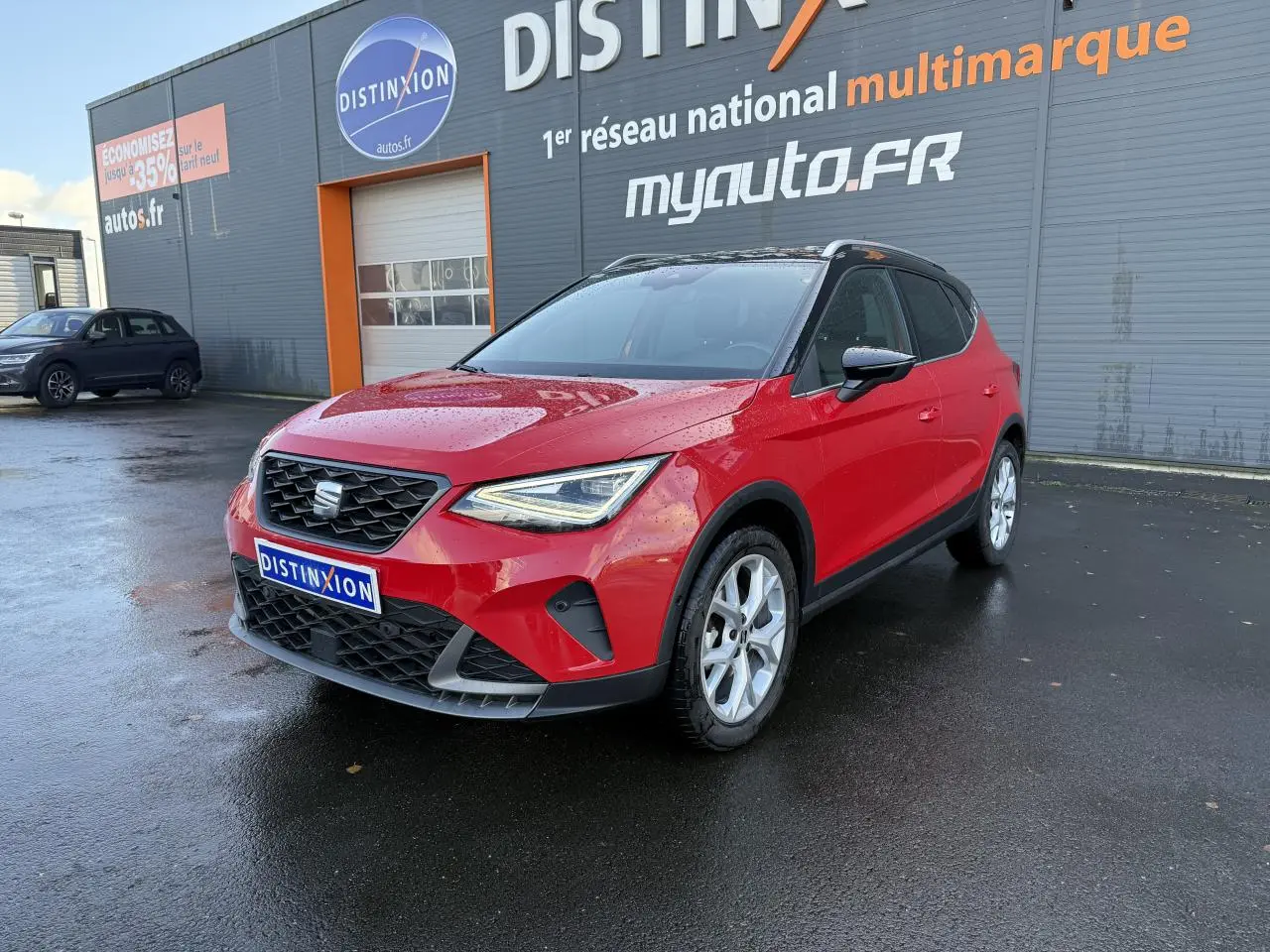 SEAT Arona rouge pur vue 3/4 avant droit, avec projecteurs Full LED et calandre noire distinctive.