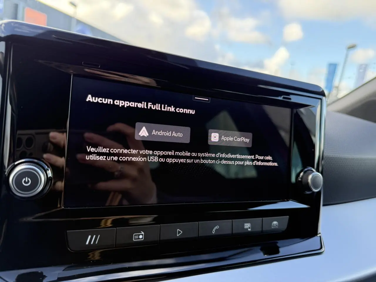 Écran tactile central du système multimédia SEAT ARONA 2024 affichant la connexion Android Auto et Apple CarPlay.