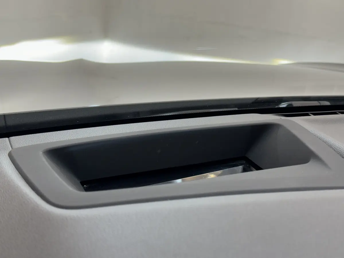 Détail intérieur du tableau de bord gris clair du BMW X3 xDrive30d 2018, montrant un emplacement encastré.