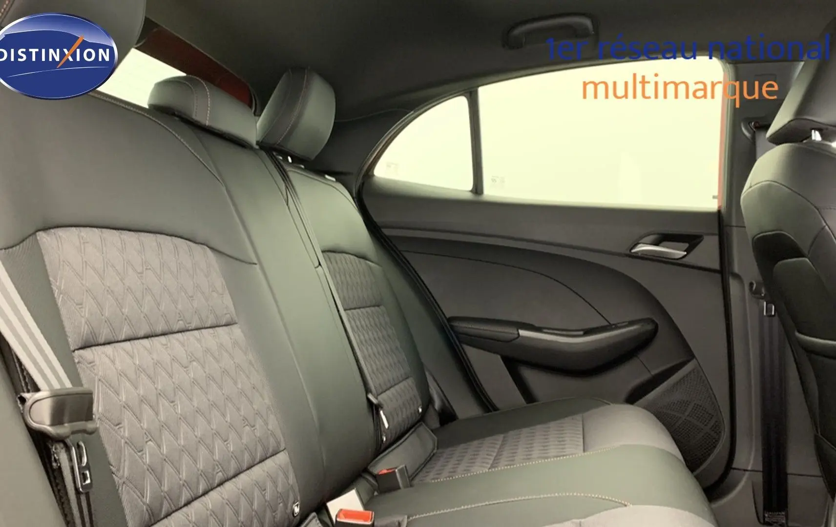 Vue intérieure de la banquette arrière en similicuir et tissu noir du MG3 1.5 L Hybrid+ 195 ch Luxury, côté droit.