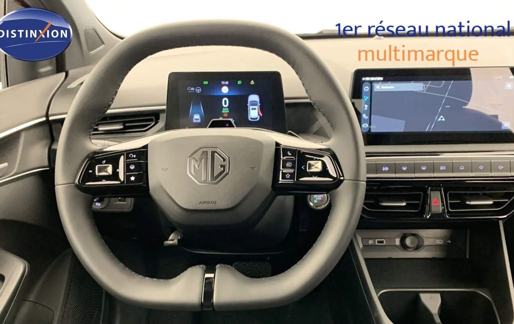 Vue intérieure centrée sur le volant cuir microfibre et le tableau de bord numérique du MG3 1.5 L Hybrid+ Luxury.