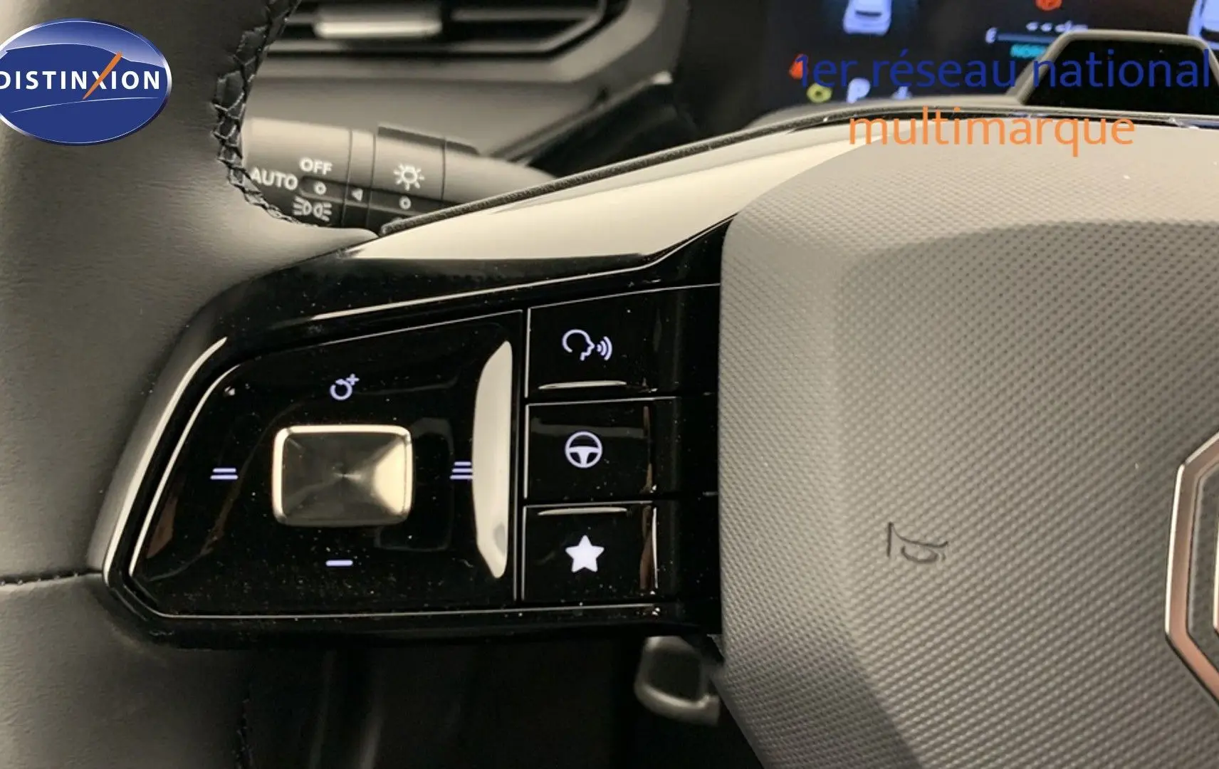 Gros plan sur les commandes du volant en cuir microfibre du MG3 1.5 L Hybrid+ 195 ch Luxury, intérieur noir.