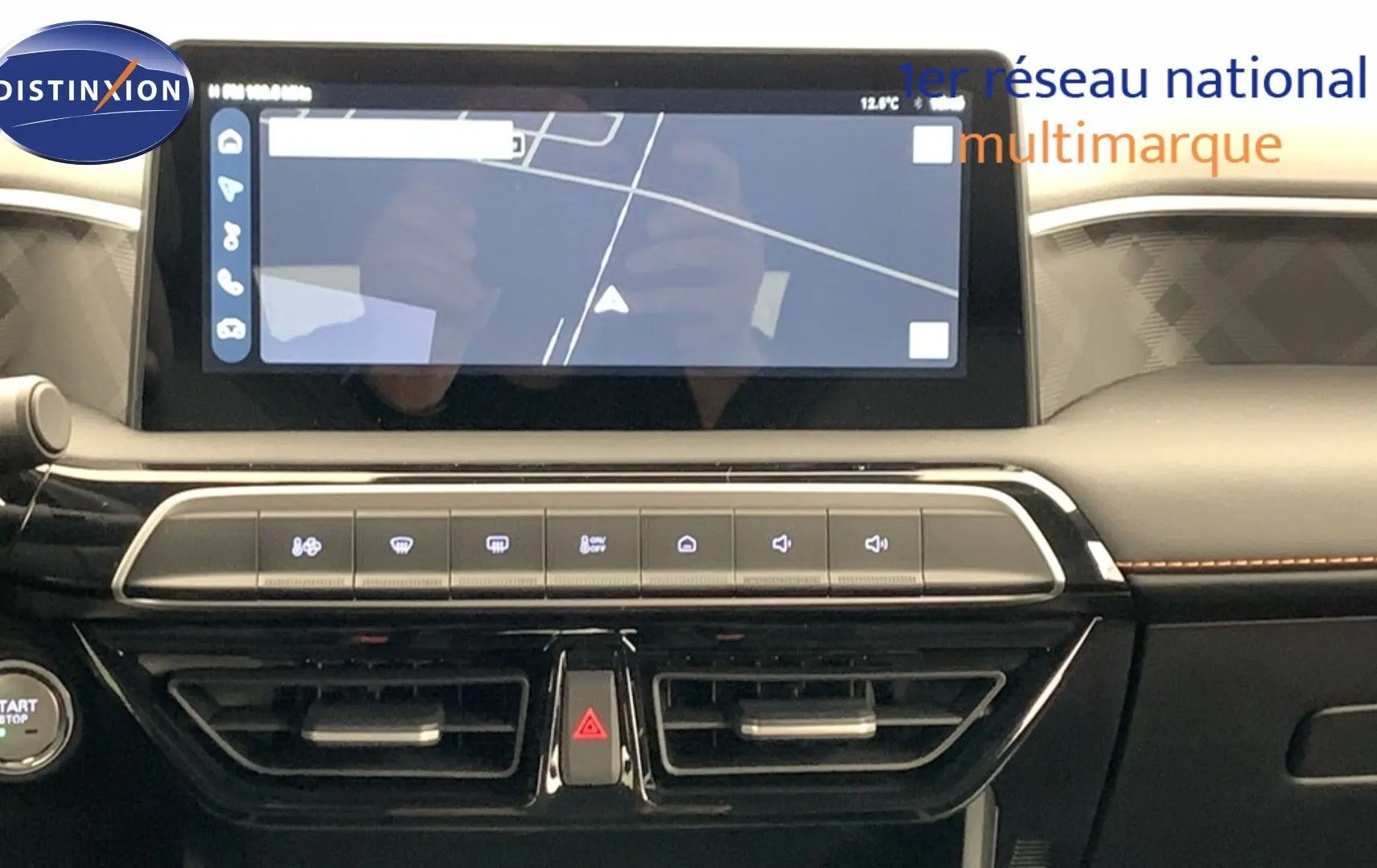 Vue avant du MG3 1.5 L Hybrid+ 195 ch Luxury en rouge Diamond, avec calandre noire et feux LED visibles.