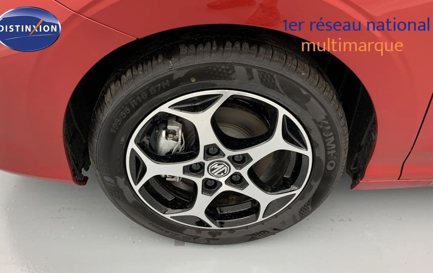 Gros plan sur la jante alliage 16'' bicolore et pneu Kumho du côté arrière droit d'une MG3 Diamond Red.