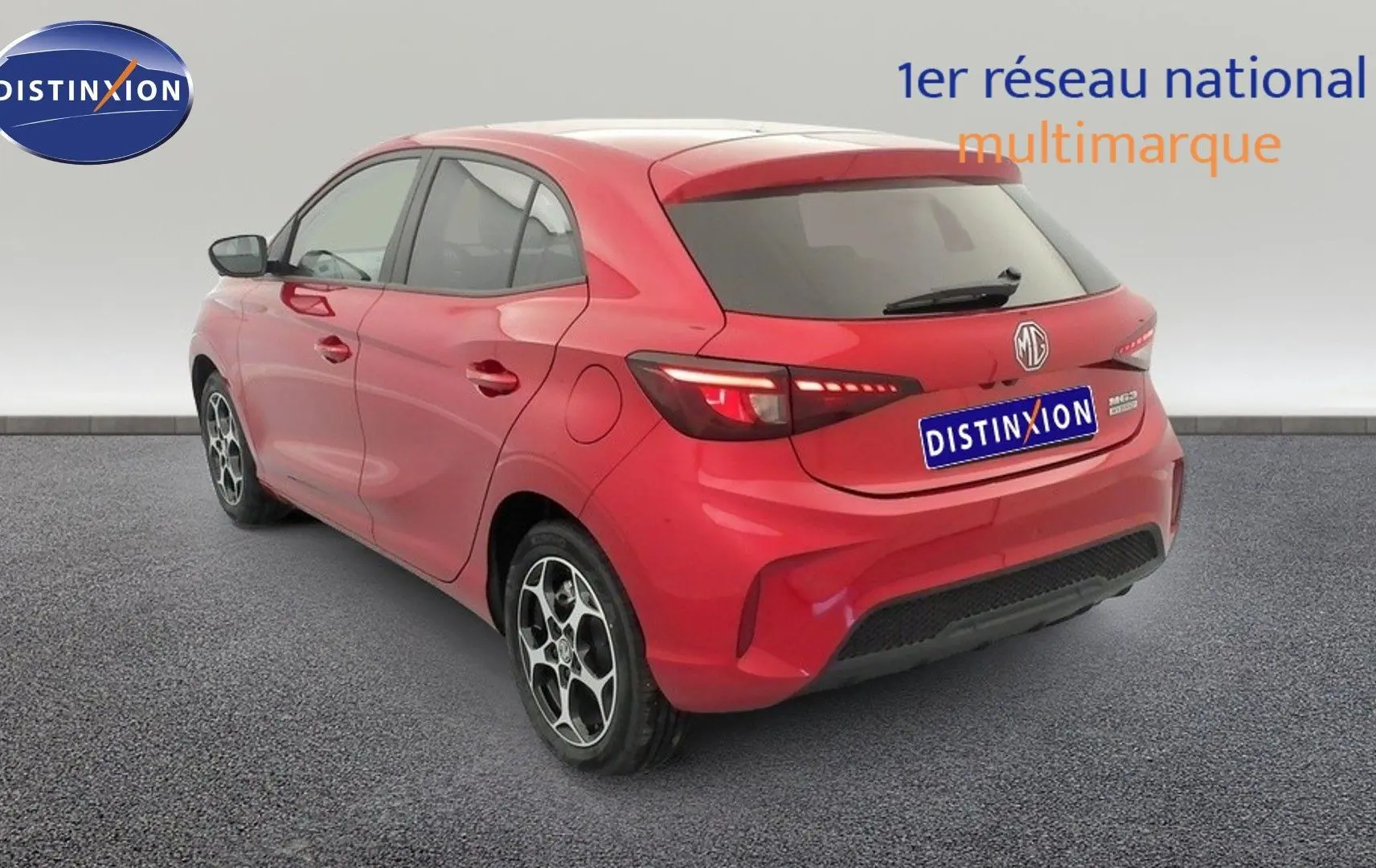MG3 1.5 L Hybrid+ rouge Diamond Red en 3/4 arrière droit, avec feux LED et jantes alliage 16 pouces.