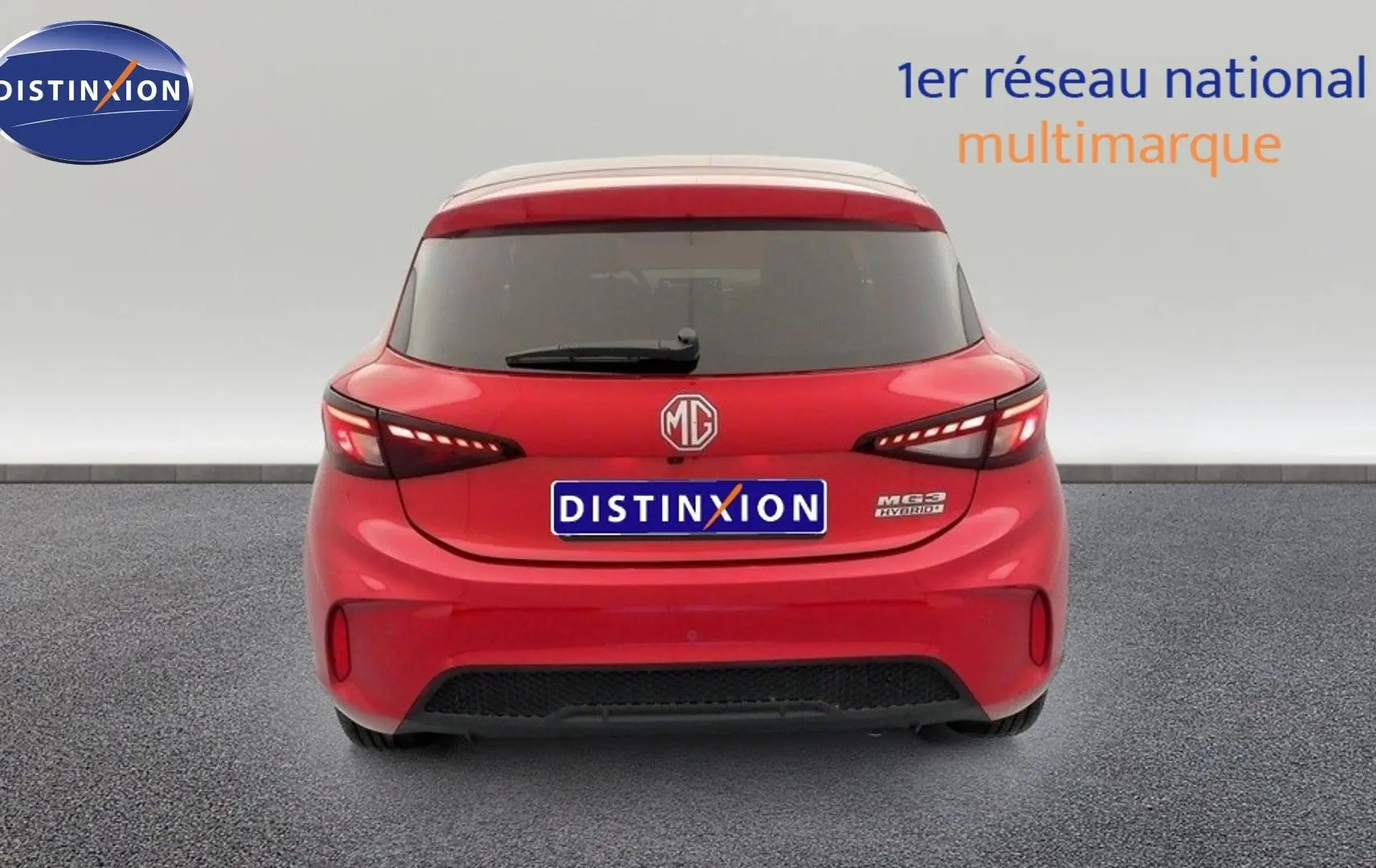 Vue arrière d'une MG3 Diamond Red 2026 avec feux LED distinctifs et logo MG centré sur le hayon.