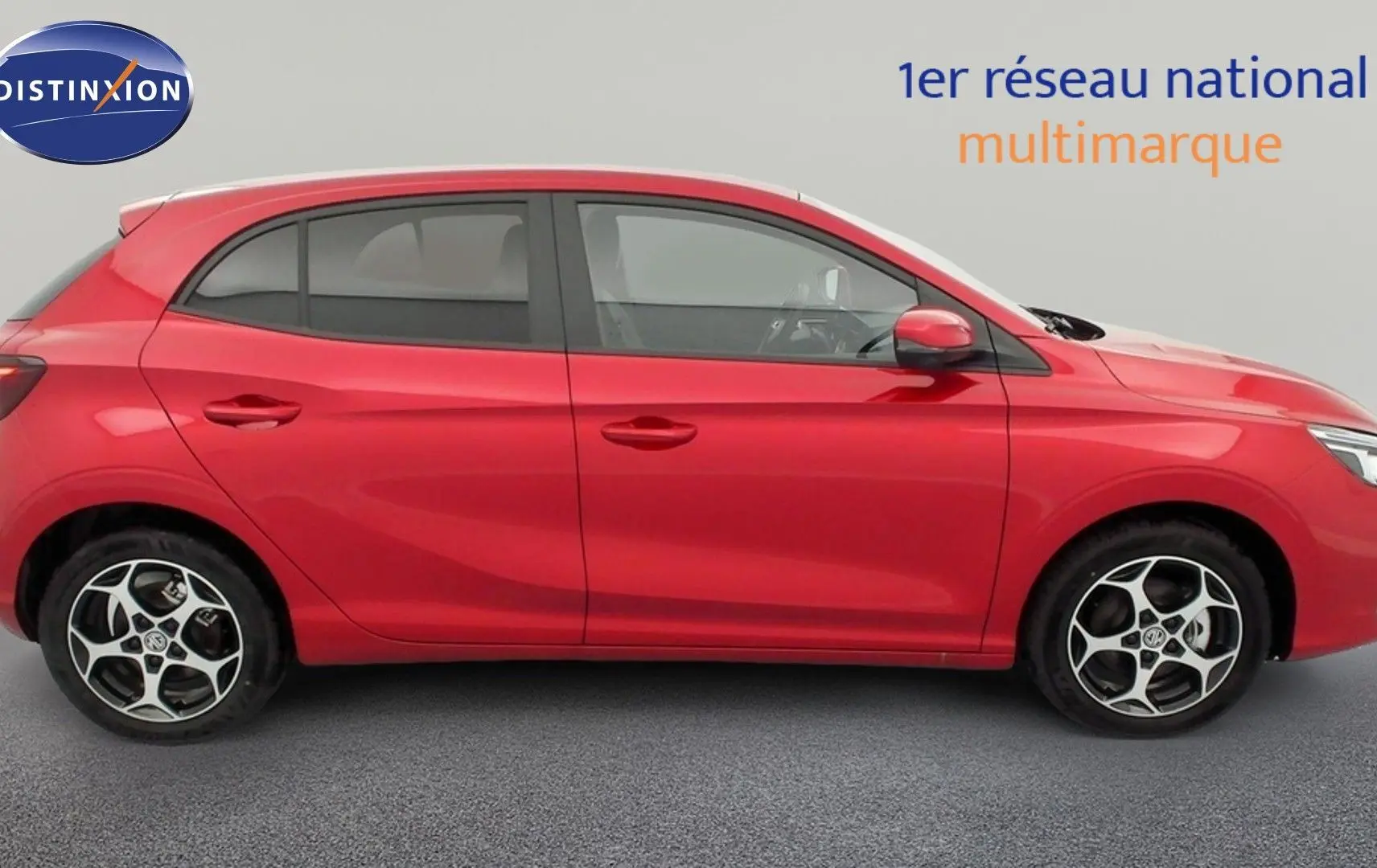 Vue latérale droite d'une MG3 1.5 L Hybrid+ 195 ch Luxury en rouge Diamond Red avec jantes alliage 16 pouces.