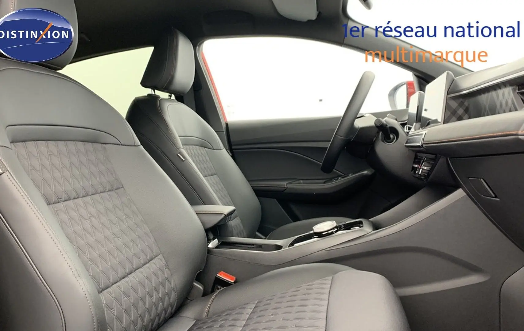 Vue intérieure côté droit montrant les sièges avant en similicuir noir et la console centrale du MG3 1.5 L Hybrid+ Luxury 2026.