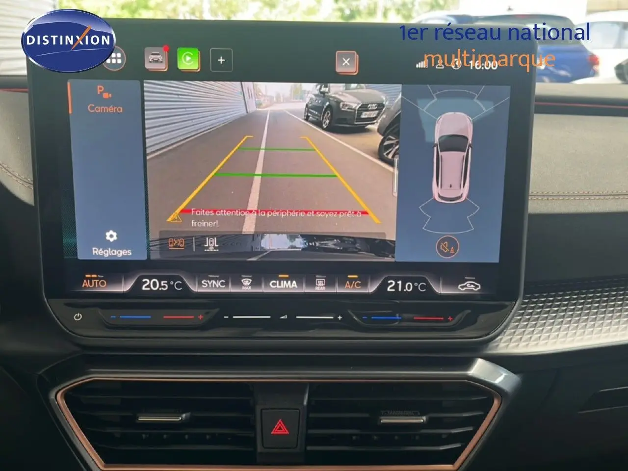 Écran tactile intérieur du CUPRA Formentor bleu Fjord montrant la caméra de recul et l'affichage de stationnement assisté.