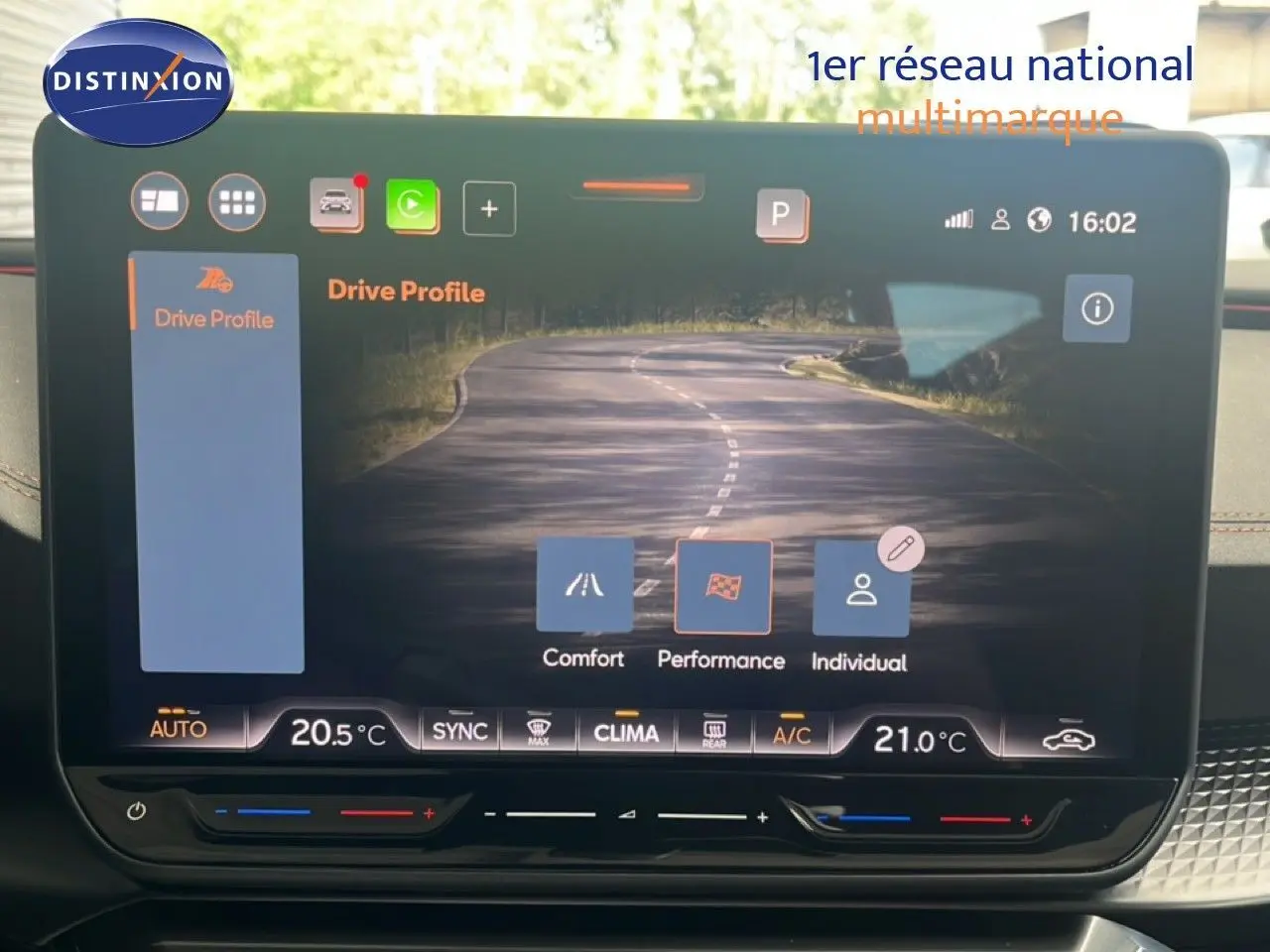 Écran tactile intérieur du CUPRA Formentor 2026 montrant les modes de conduite avec interface moderne et détails climatiques.