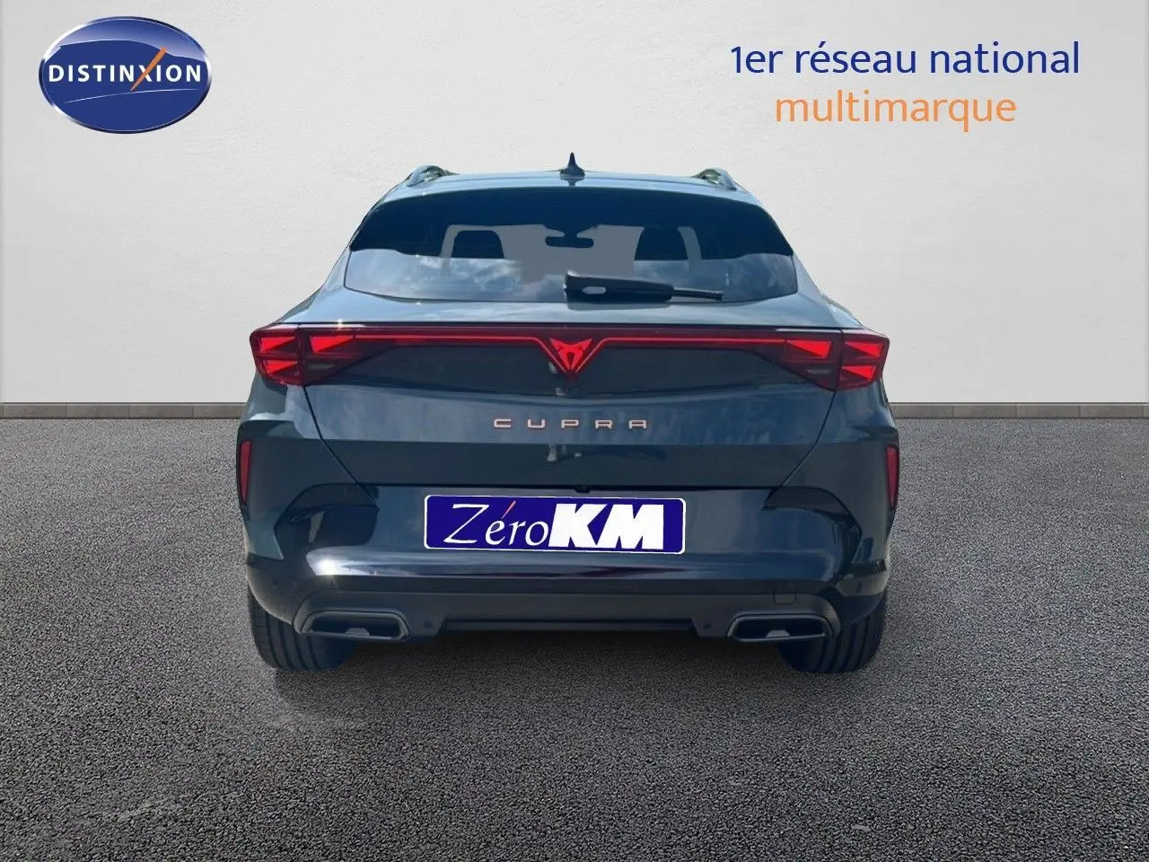 Vue arrière d'une CUPRA Formentor 1.5 eTSI 150CH DSG7 en bleu Fjord Metal avec feux LED reliés.