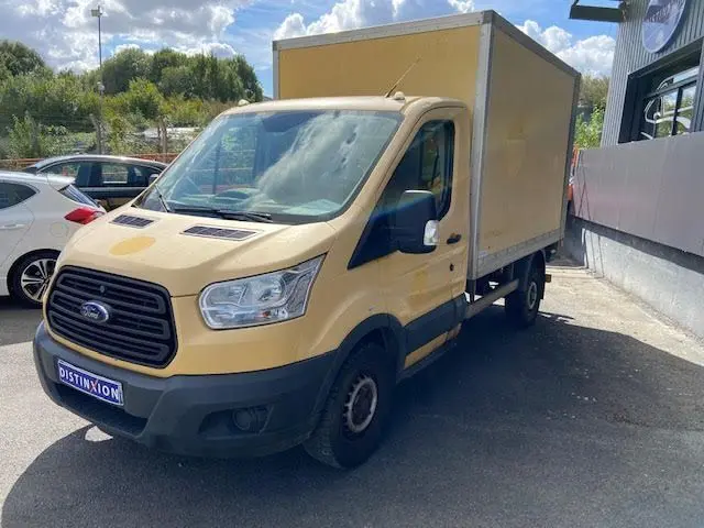 Ford Transit Chassis Cabine jaune vu en 3/4 avant droit, avec caisse fermée et hayon arrière visible.