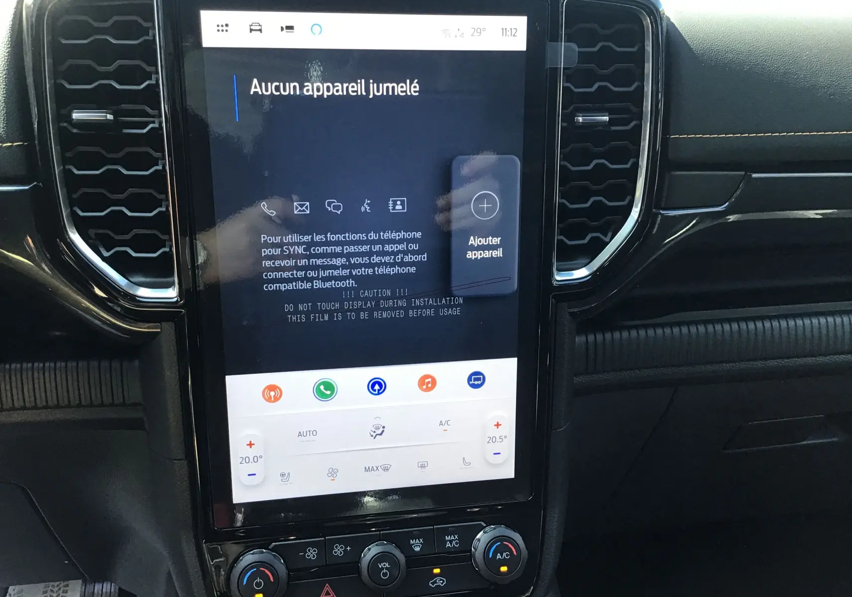Écran tactile central du Ford Ranger Wildtrak 2025 avec interface SYNC 4 et commandes climatisation visibles