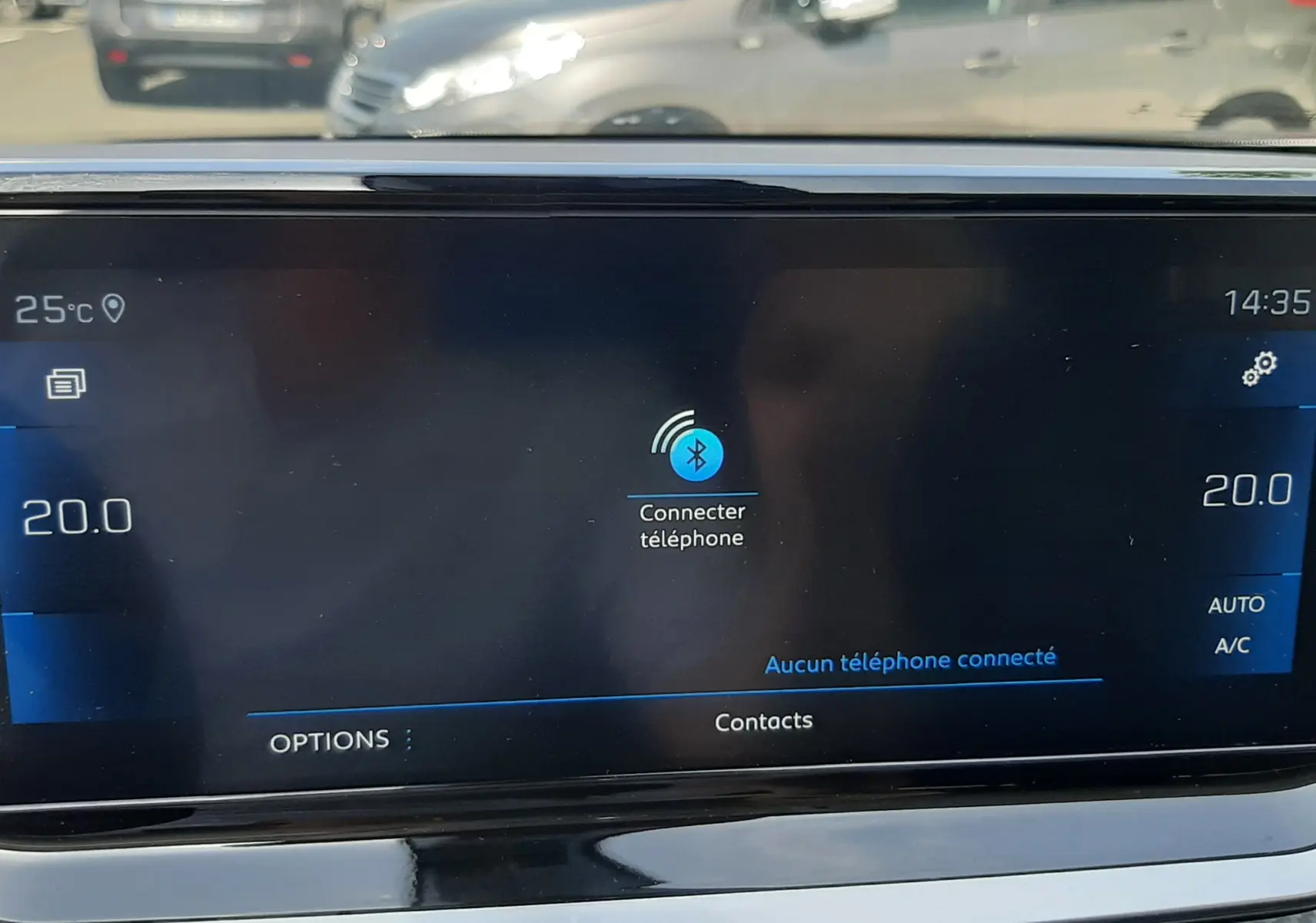 Écran tactile central du Peugeot 2008 gris Artense de 2022, affichant la connexion Bluetooth et la climatisation à 20°C.