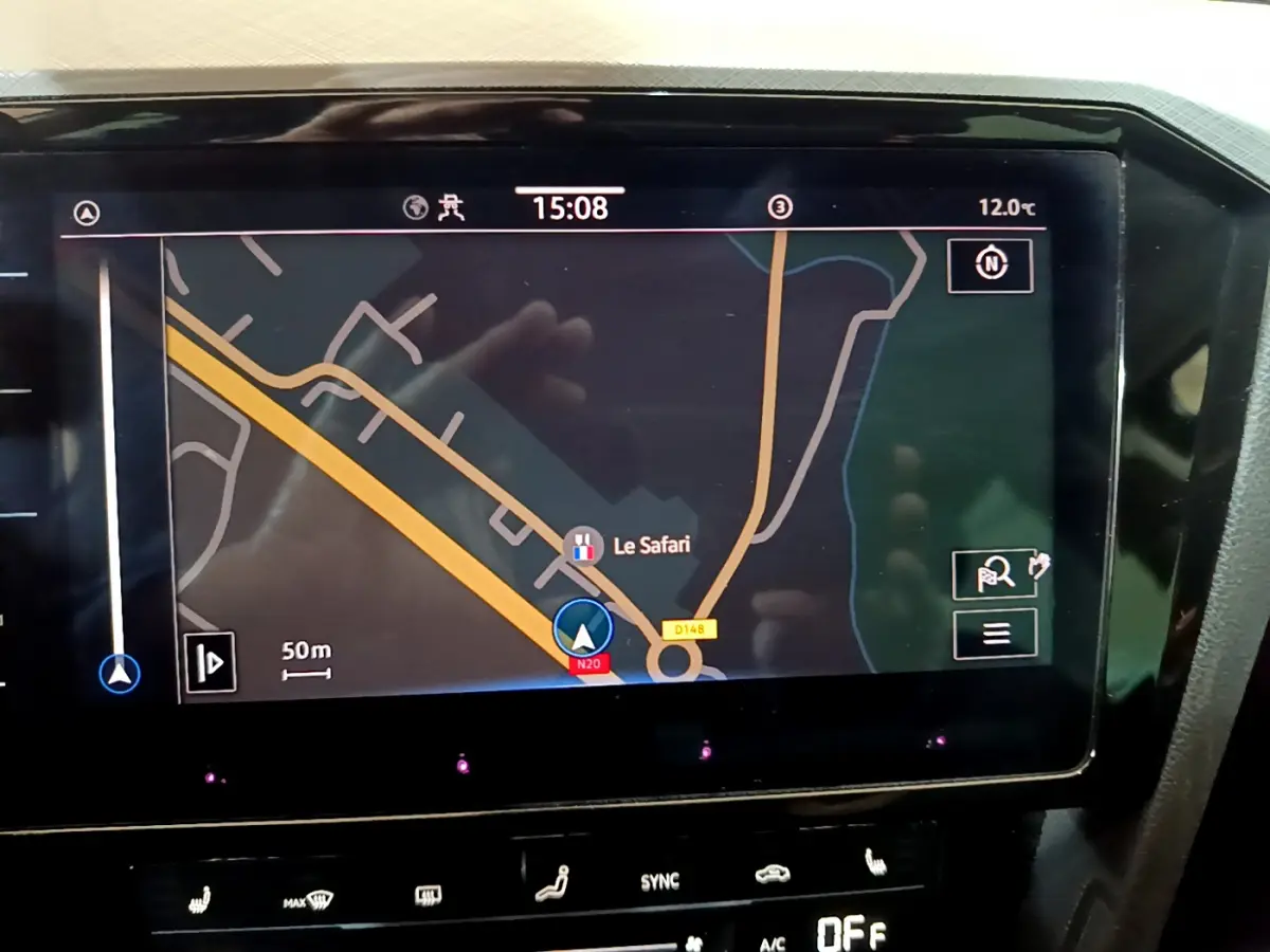 Écran tactile central de navigation 9,2 pouces dans Volkswagen Passat GTE gris foncé, vue intérieure rapprochée.