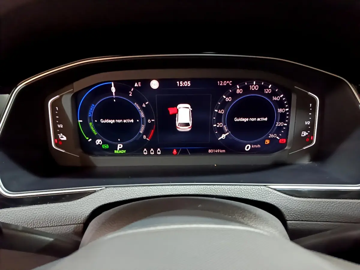 Tableau de bord numérique de la Volkswagen Passat GTE 2022, affichage central avec indicateurs de guidage non actif.