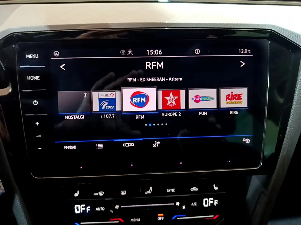 Écran tactile central du tableau de bord de la Volkswagen Passat GTE 2022, affichant les stations radio.