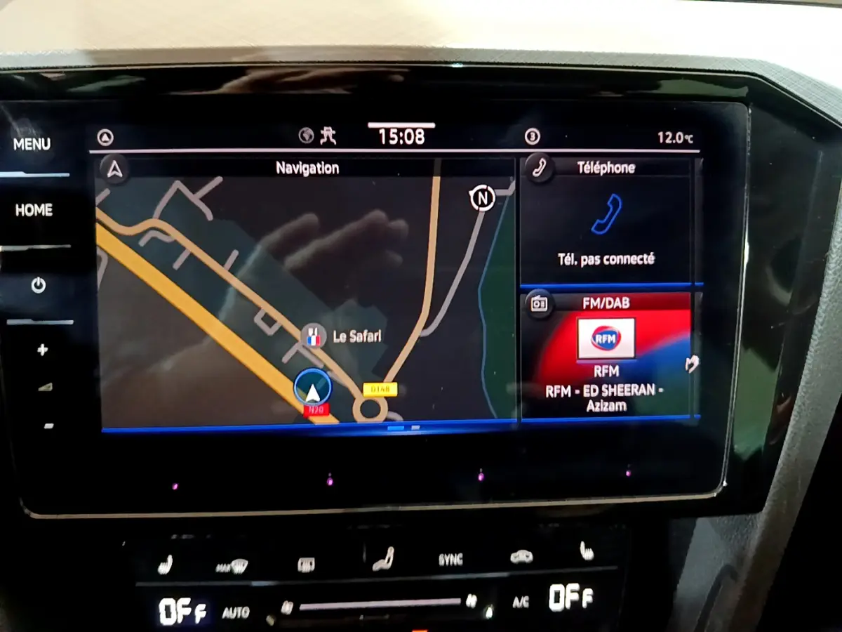 Écran tactile central de navigation et multimédia dans Volkswagen Passat GTE gris foncé, vue intérieure rapprochée.