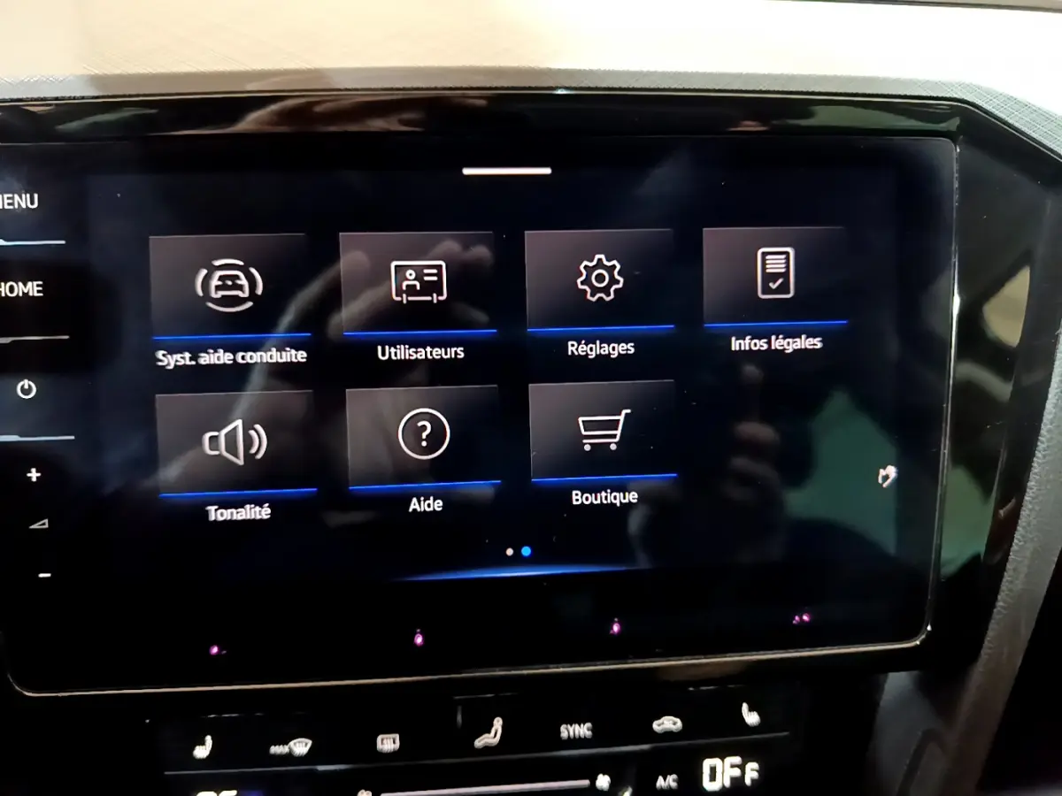 Écran tactile central affichant le menu des réglages dans l'habitacle d'une Volkswagen Passat GTE gris foncé.