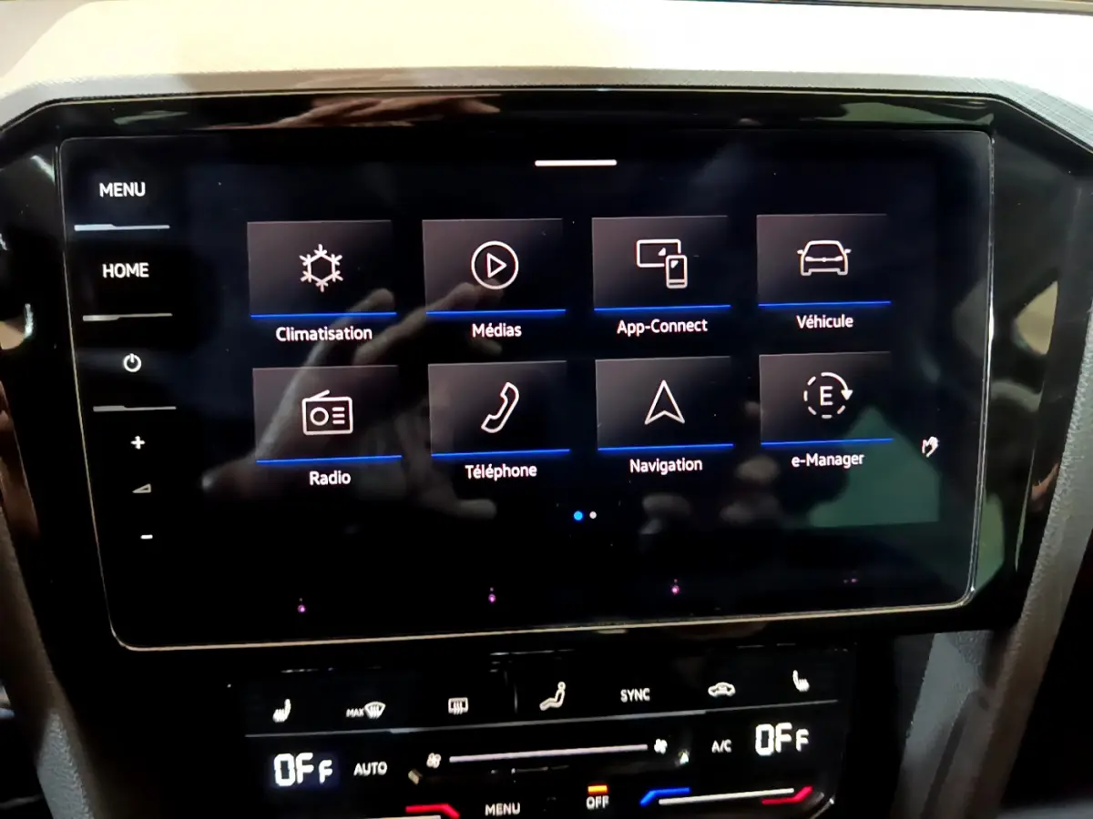 Écran tactile central de 9,2 pouces du Volkswagen Passat hybride rechargeable, affichant le menu principal multimédia.