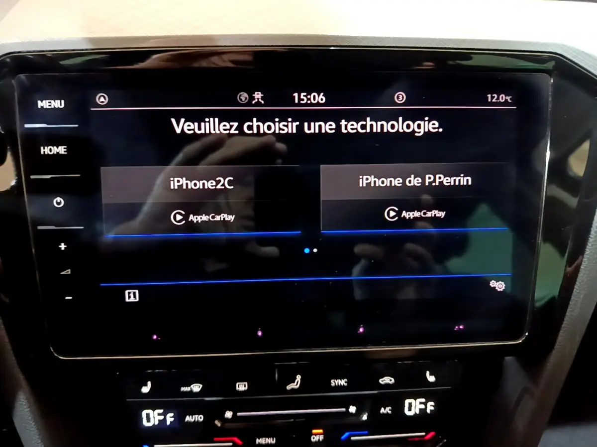 Écran tactile central de la Volkswagen Passat GTE 2022 affichant le menu Apple CarPlay en intérieur noir.