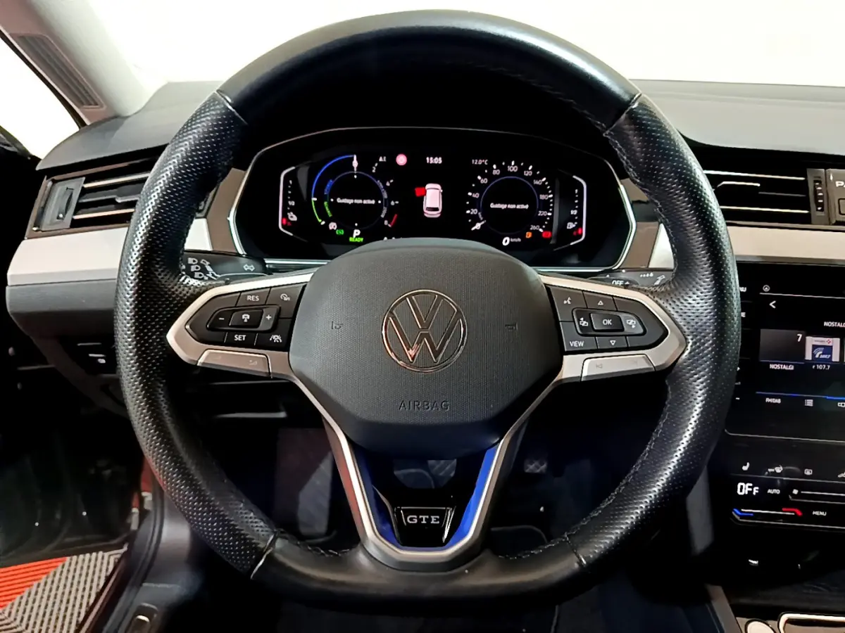 Volant en cuir noir avec logo VW et badge GTE, tableau de bord digital de Volkswagen Passat hybride rechargeable 2022.
