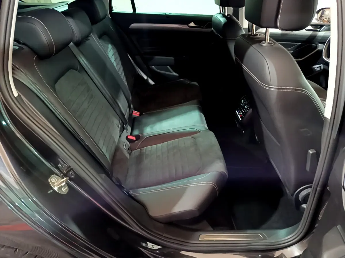 Vue côté gauche des sièges arrière en cuir noir et alcantara de la Volkswagen Passat hybride rechargeable gris foncé 2022