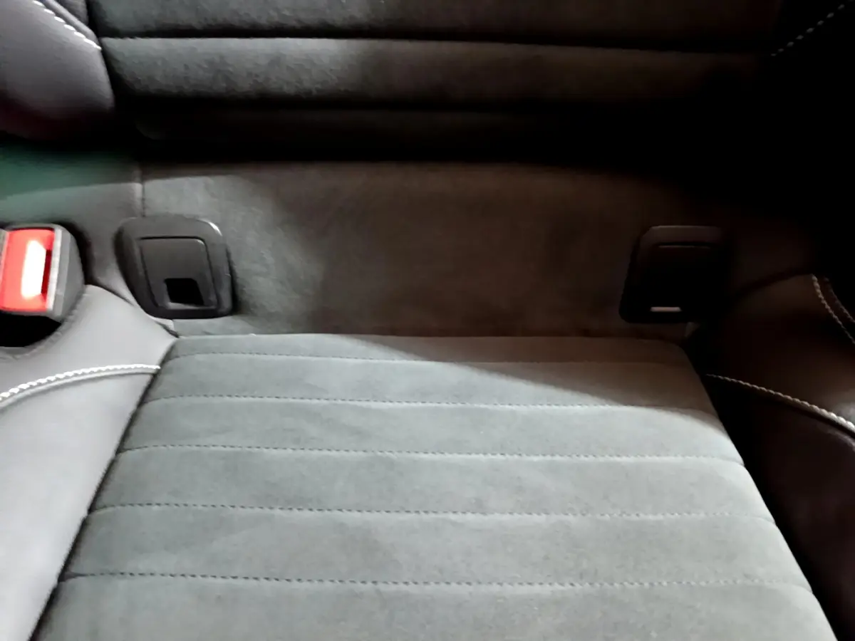 Gros plan sur la banquette arrière gris foncé en tissu et cuir de la Volkswagen Passat hybride rechargeable 2022.