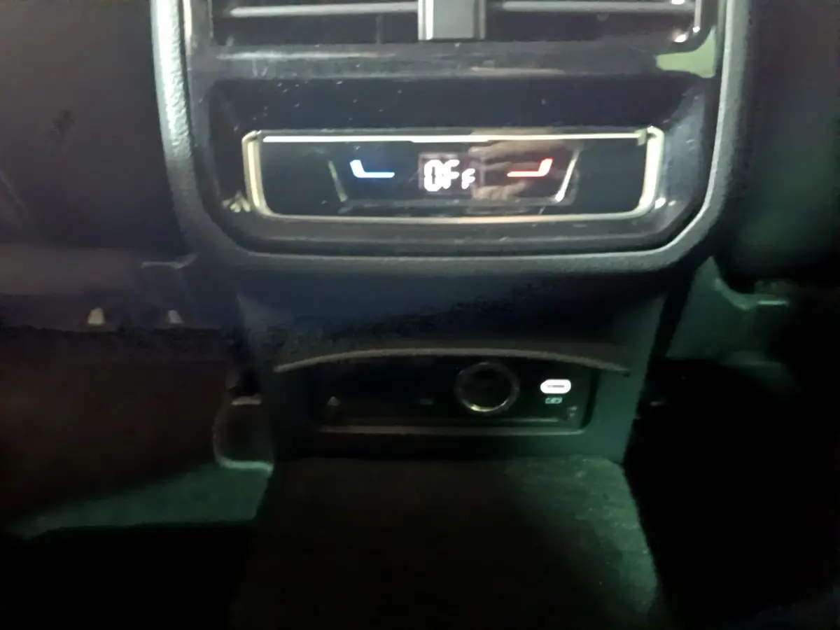 Détail du panneau de commande de climatisation arrière et prise USB-C dans l'habitacle de la Volkswagen Passat GTE gris foncé.