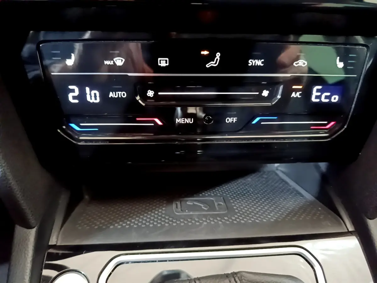 Gros plan sur la commande de climatisation digitale avec affichage température et mode Eco dans une Volkswagen Passat GTE 2022.