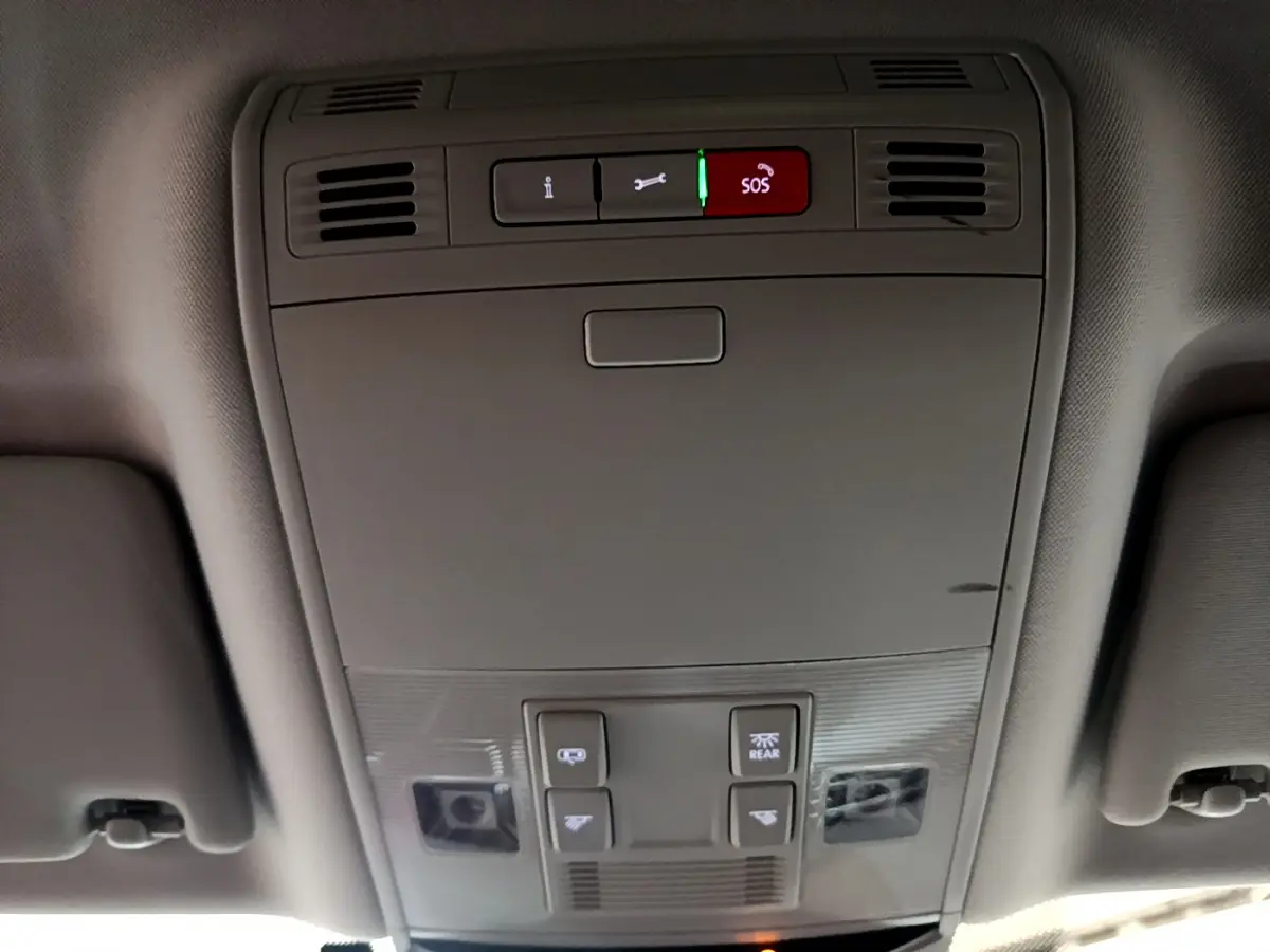 Vue intérieure du plafonnier avec boutons SOS et commandes d'éclairage d'une Volkswagen Passat gris foncé hybride rechargeable