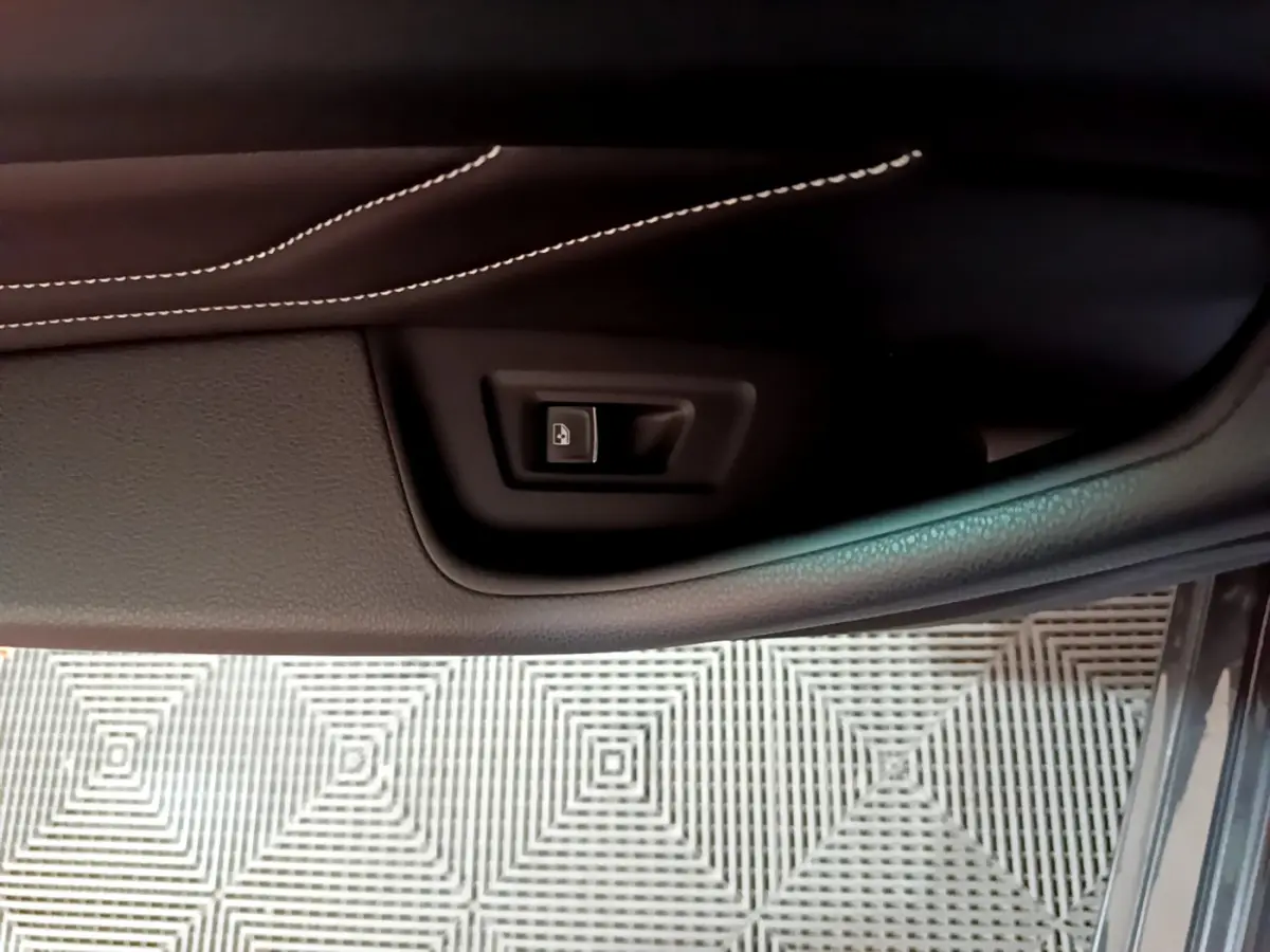 Détail de la commande de verrouillage de porte sur la garniture intérieure côté conducteur d'une Volkswagen Passat gris foncé 2022.