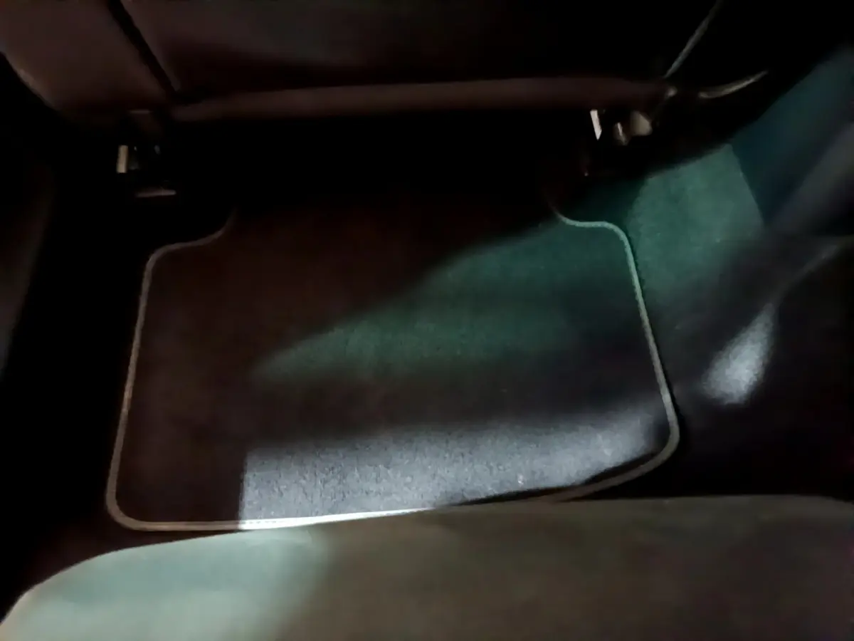 Tapis de sol gris foncé côté passager arrière dans une Volkswagen Passat hybride rechargeable 2022