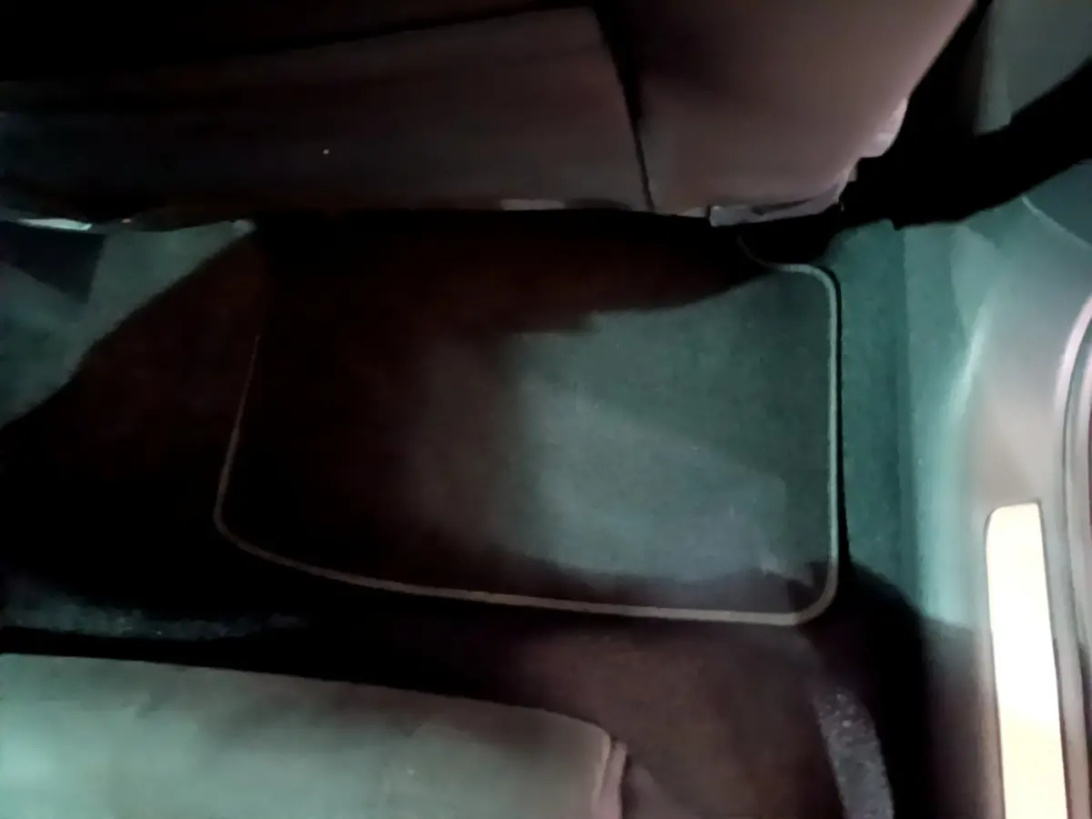 Plancher côté passager arrière avec tapis noir dans une Volkswagen Passat 1.4 TSI DSG hybride rechargeable gris foncé 2022