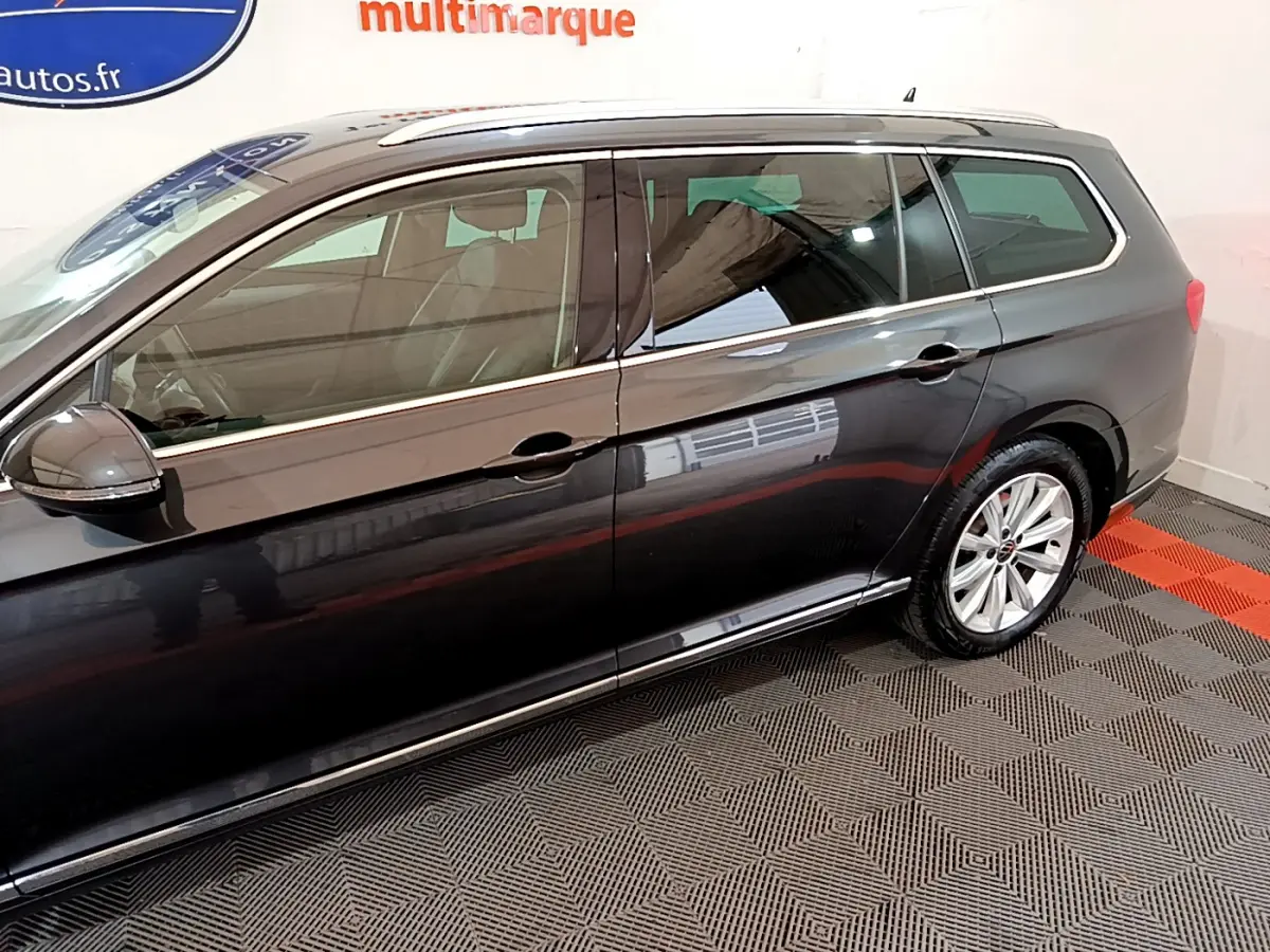 Profil côté gauche d'une Volkswagen Passat break gris foncé 2022, mettant en valeur ses lignes élégantes et ses jantes alliage.