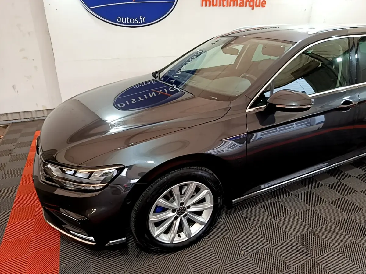 Vue 3/4 avant droit d'une Volkswagen Passat GTE gris foncé avec jantes alliage et feux LED visibles.