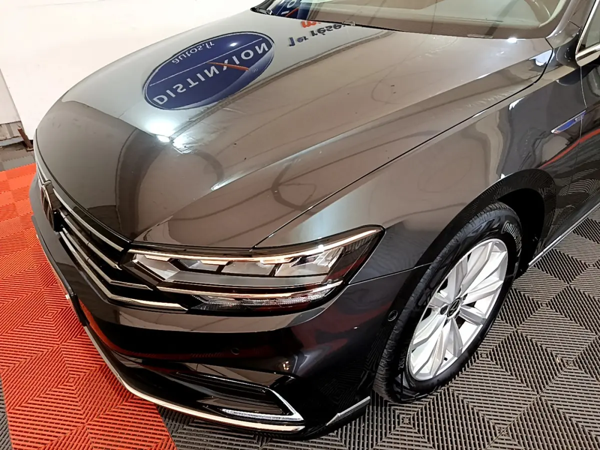 Vue 3/4 avant droit d'une Volkswagen Passat SW GTE hybride rechargeable gris foncé avec phares LED et jantes alliage.