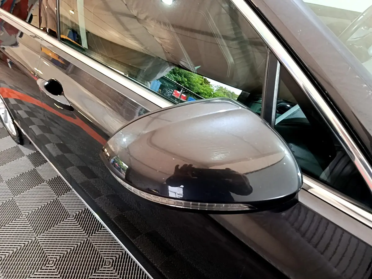 Rétroviseur côté gauche gris foncé de la Volkswagen Passat hybride rechargeable 2022, vue rapprochée sur la portière.