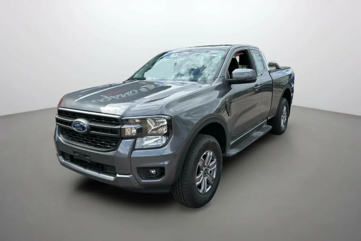 Ford Ranger TDCI 170 BVA XLT gris carbone en 3/4 avant droit avec rideau de benne sur Supercab 2025.