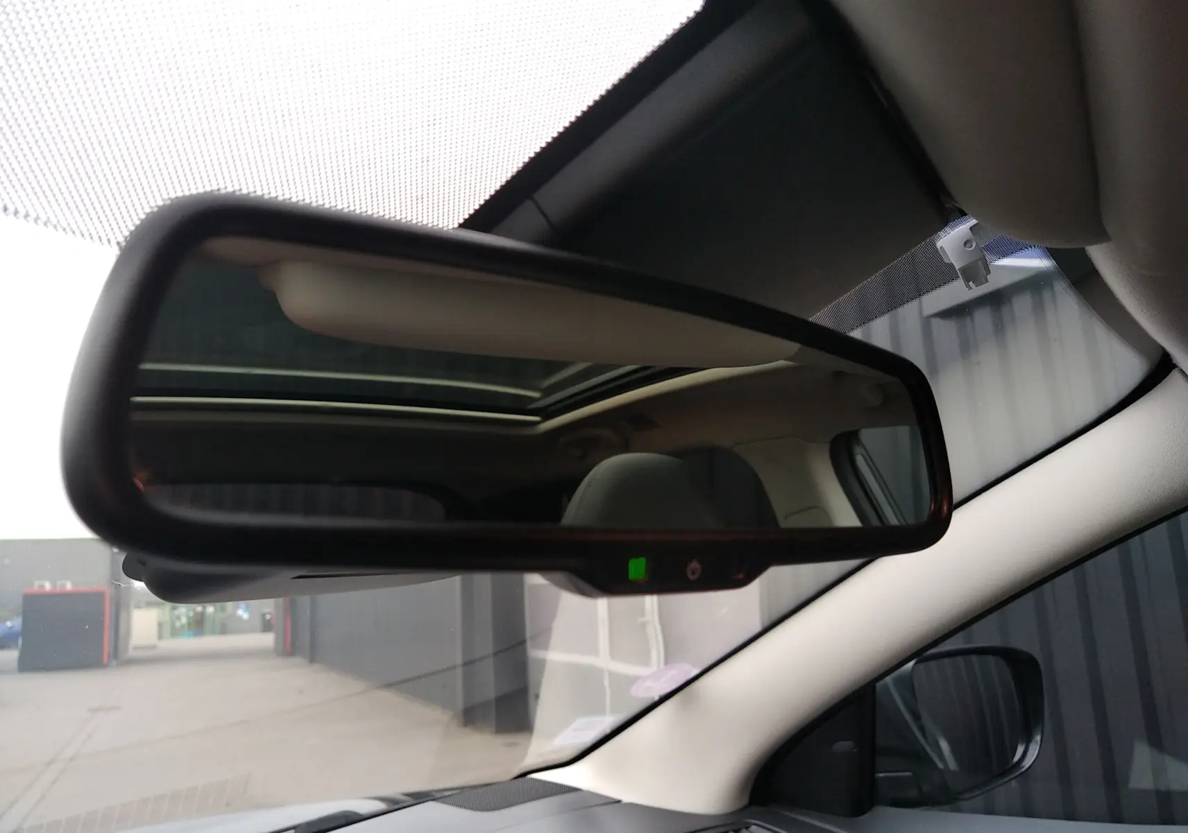 Rétroviseur intérieur du Nissan Qashqai 2019, vue centrée avec indication LED verte et toit ouvrant visible en reflet.